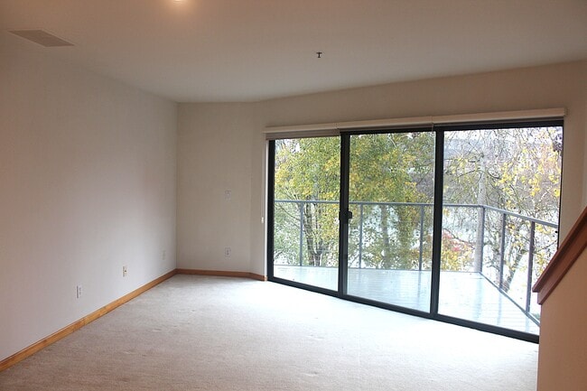 Photo - 920 NW Naito Pky