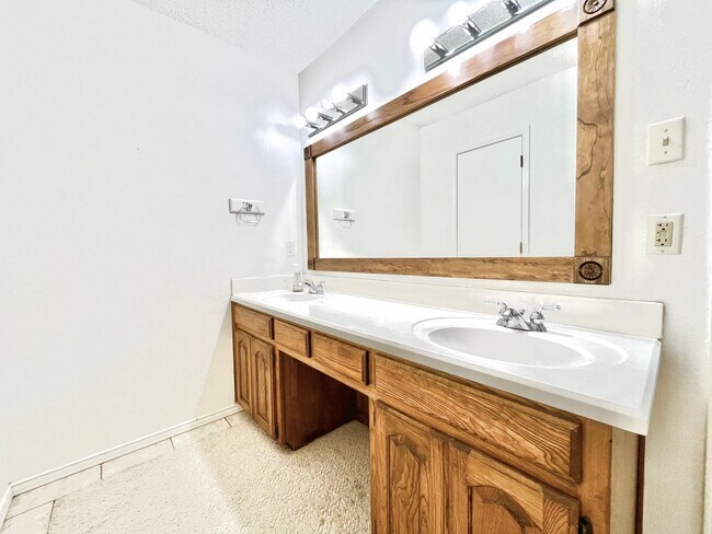 Photo - 1328 Kings Row