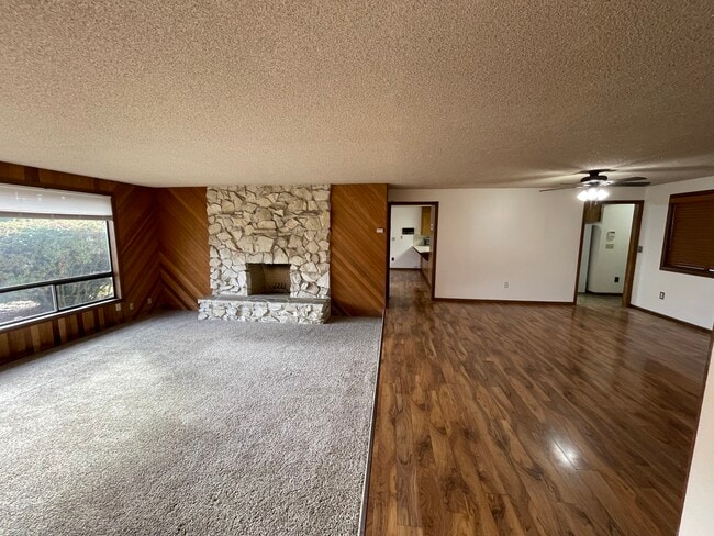 Comedor y sala de estar: vista de la cocina y la sala principal - 11923 Canyon Rd E