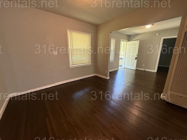 Photo - $750 - 2 bed 2 bath - Duplex Unit 857 N Glendale Ave Apt 2
