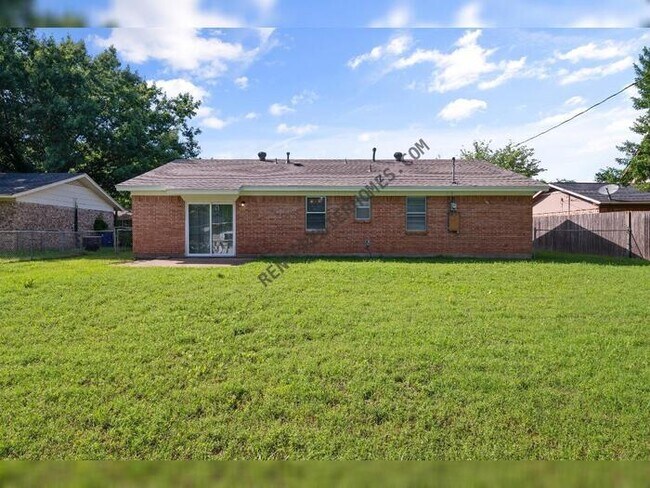 Photo - 230 NE Craig St