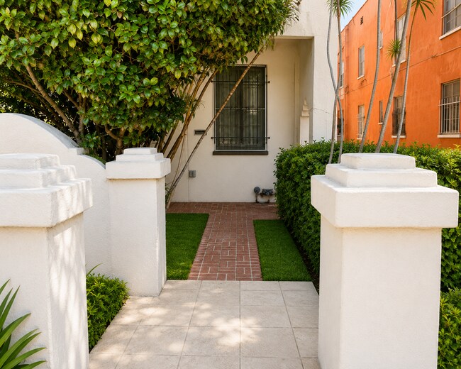 1452 S Sherbourne Dr Unidad Lower Duplex