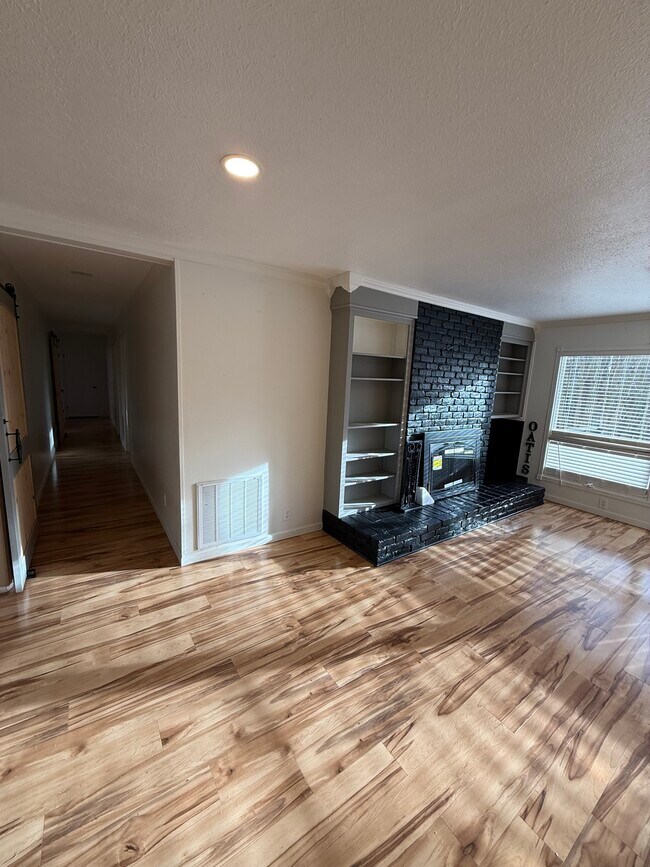 Photo - 323 Forrest Glen Rd