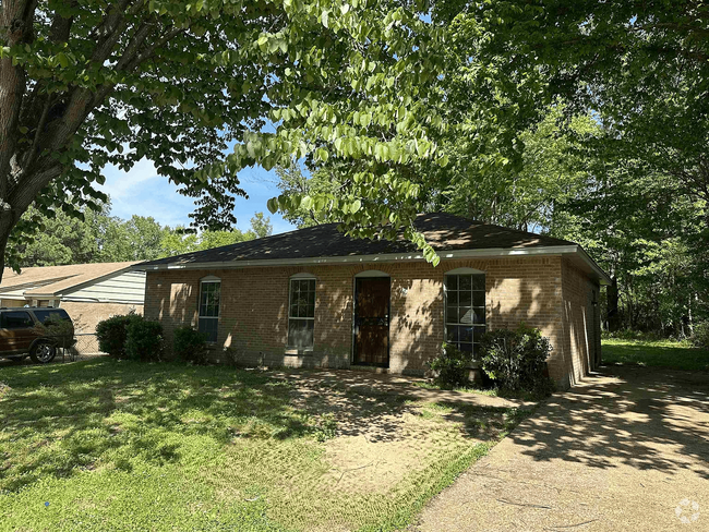 Building Photo - 4596VALLEYSTREAM_4BD2BA_TN-MEM Rental