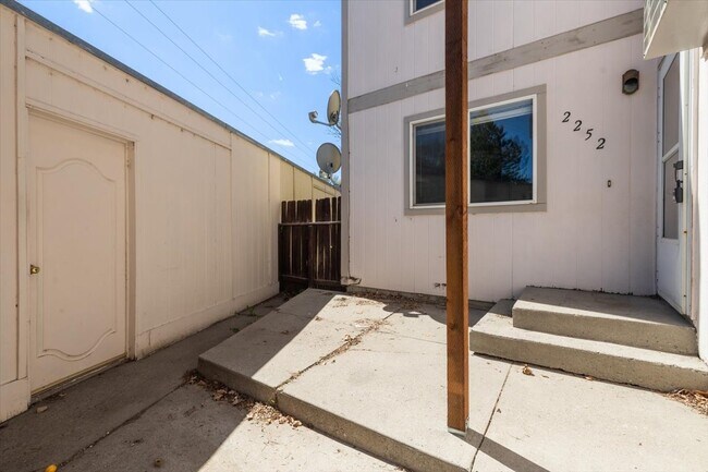 Photo - 2252 Avenue C