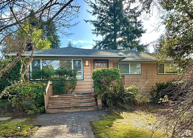 Building Photo - North Seattle Four Bedroom Home