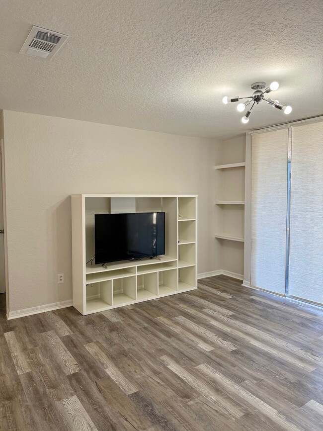 Photo - 7511 Seurat St