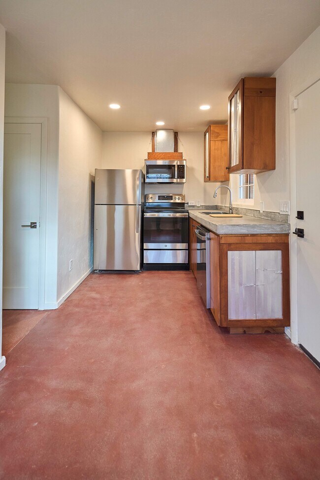 Photo - 2542 E Seneca St