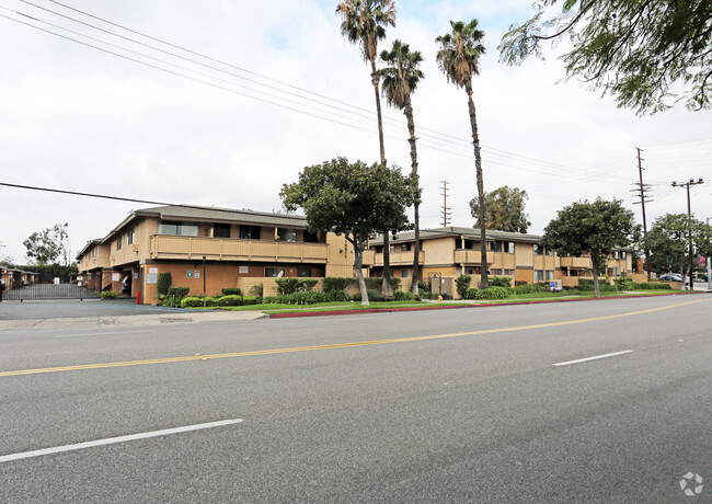 Tustin Gardens - Tustin Gardens Apartments