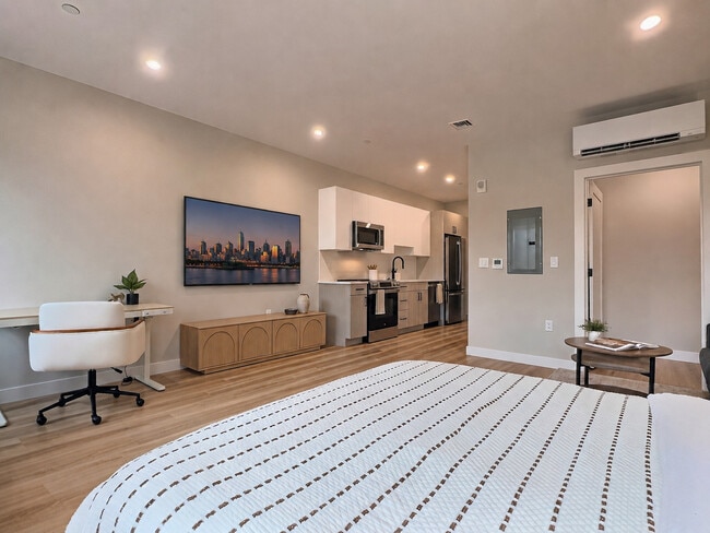 1305 HYDE PARK