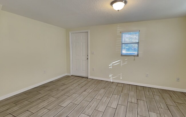 Photo - 613 E 2nd St