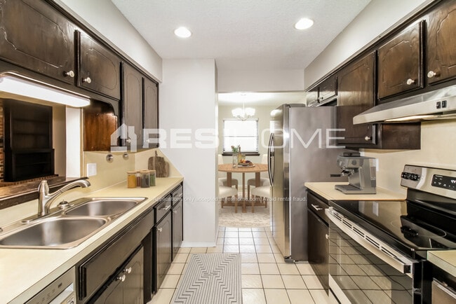 Photo - 5005 Oak Manor Dr