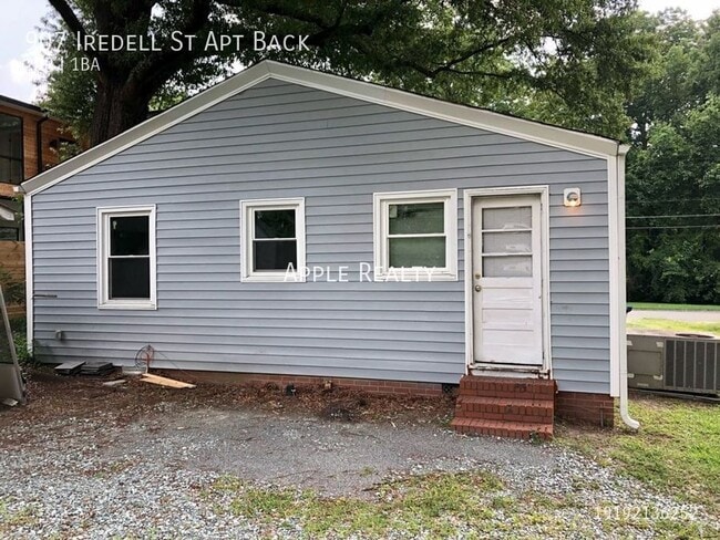 907 Iredell St