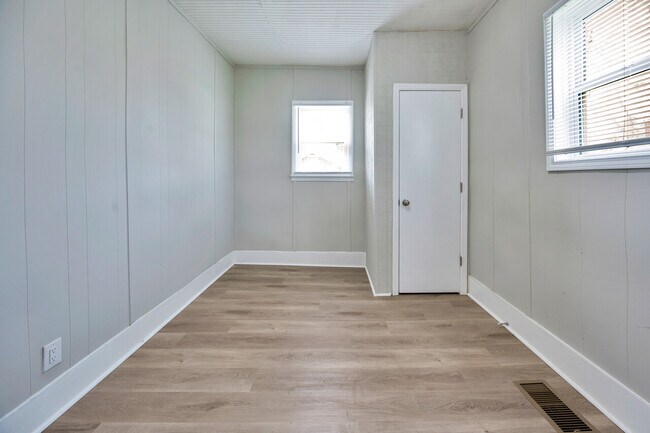 Photo - 4/1 Open Floorplan, Renovated, Section 8, ...