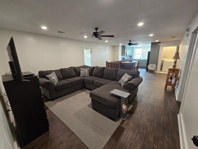 Building Photo - Highland Oasis Gardens Unit D