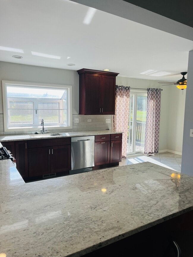 Photo - 587 Front St