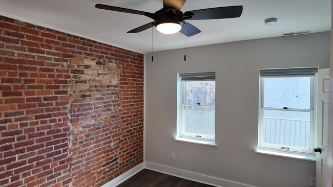Photo - Stylish 1-Bed Loft with Bonus Space in OTR – In-Unit Laundry! Unidad 3