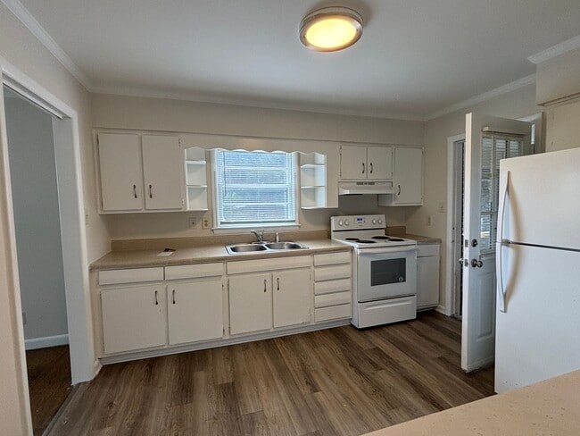 Photo - 3 BR with deck conveninent to Four Seasons Mall
