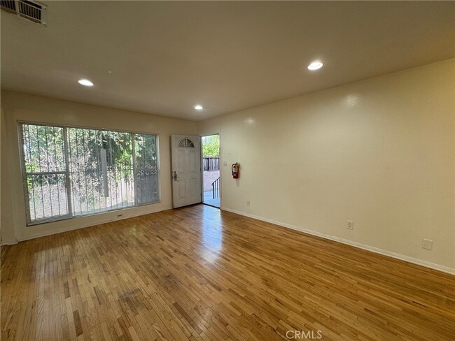Building Photo - 1372 W 36th St Unit 1372 Rental