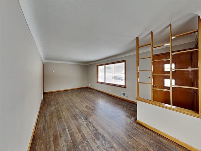 Photo - 2092 Bush Ave E