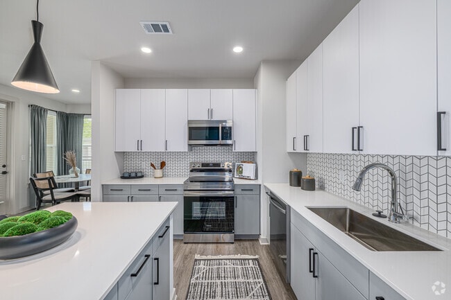 2BR, 2BA - 1,086SF - Kitchen - Silo Creek Apartments