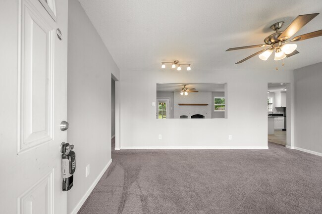 Photo - 206 Mockingbird St