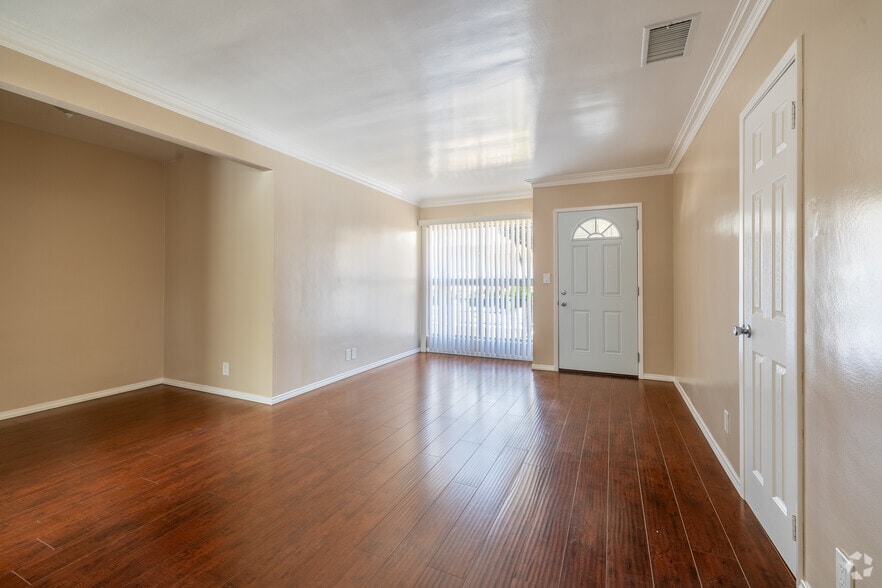 1BR, 1BA - 550SF - Living Room