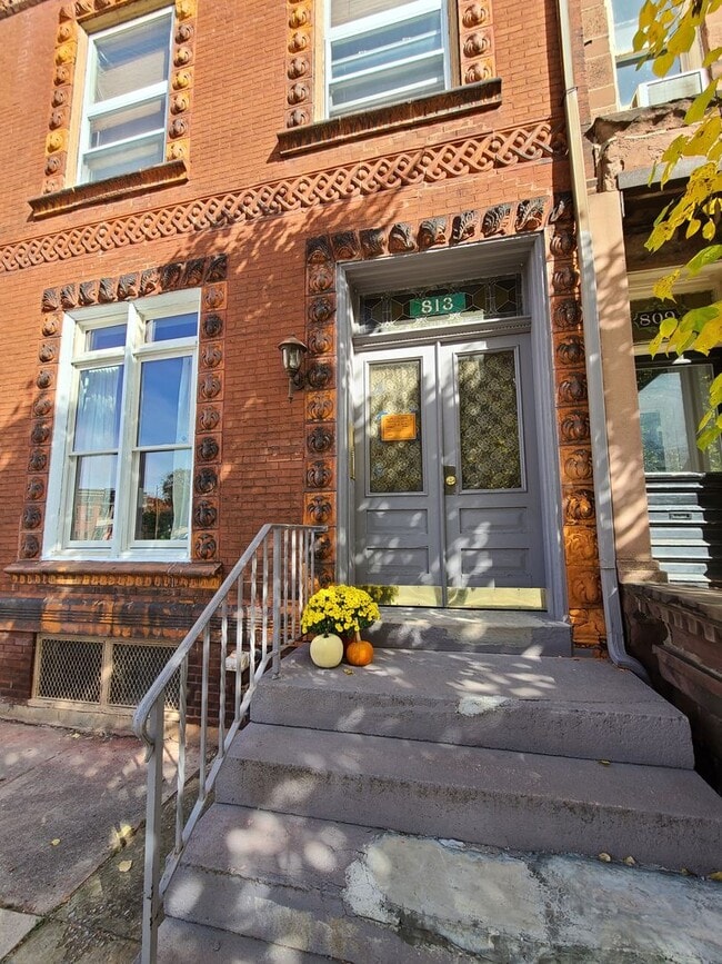 Building Photo - 813 N 2nd St Unit Apt D