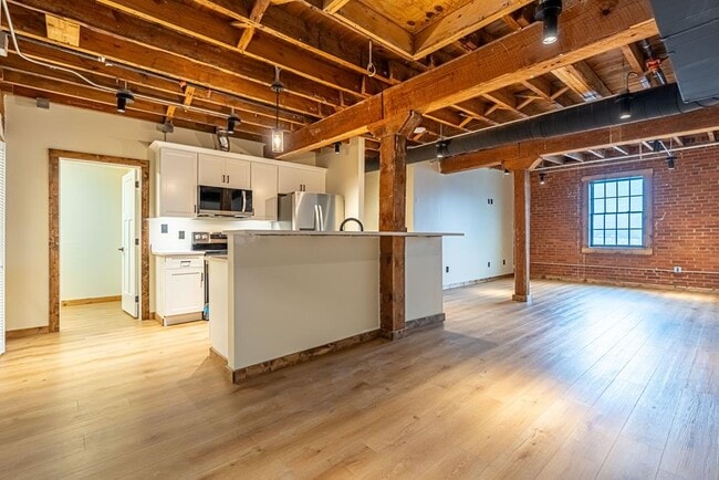 Photo - 453 E Main St