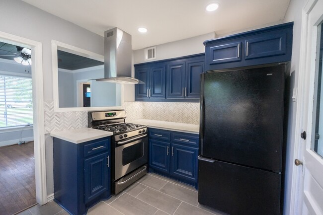 Photo - 8134 Niles St