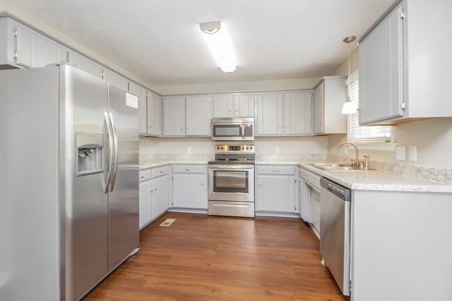 Photo - 3276 Clapham Rd