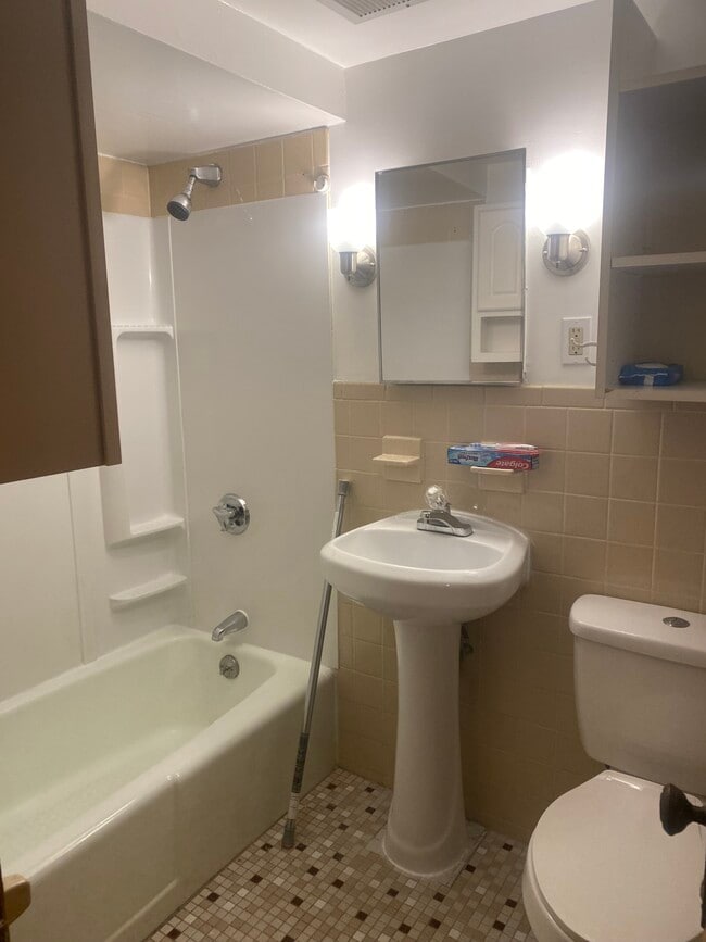 Building Photo - 15 Dorrance St Unit #2