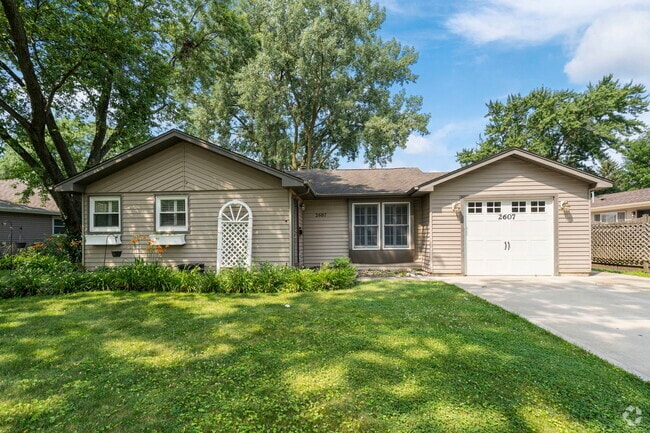 Building Photo - 2607 School Dr Rental