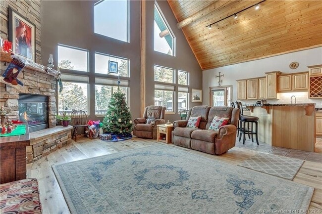 Building Photo - 430 Parkview Dr