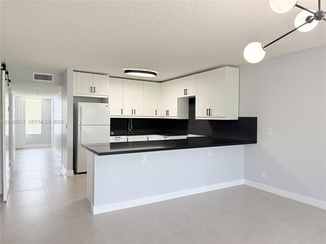 Photo - 16511 Blatt Blvd Unidad 203
