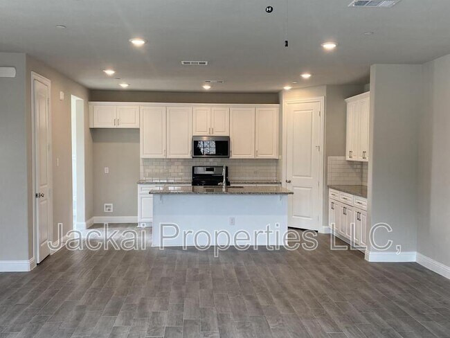 801 Ponds Edge Ln