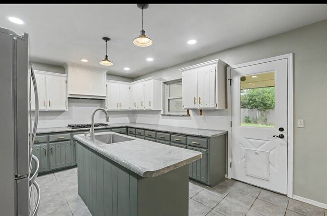 Kitchen - 2112 Bentham Pl