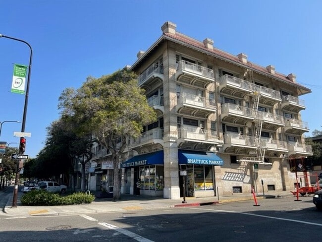Building Photo - Spacious, Studio , One Bath Unit 3 Rental