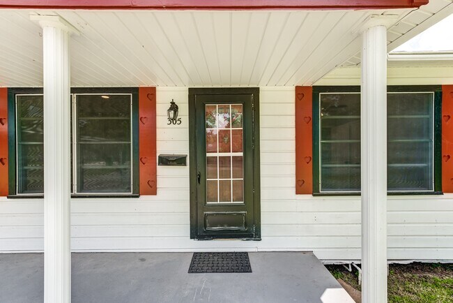 Photo - 305 Yaupon St