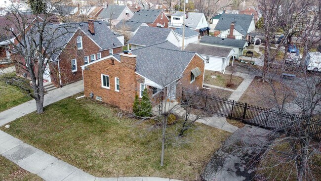 Photo - 21825 McCormick St