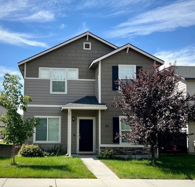 Building Photo - 4 bed 2.5 bath home just off Pine Ave and N Black Cat Rd.