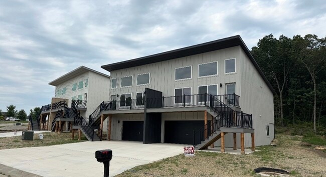 Building Photo - 2900 SW Villa W Dr Unit Villa West Duplex