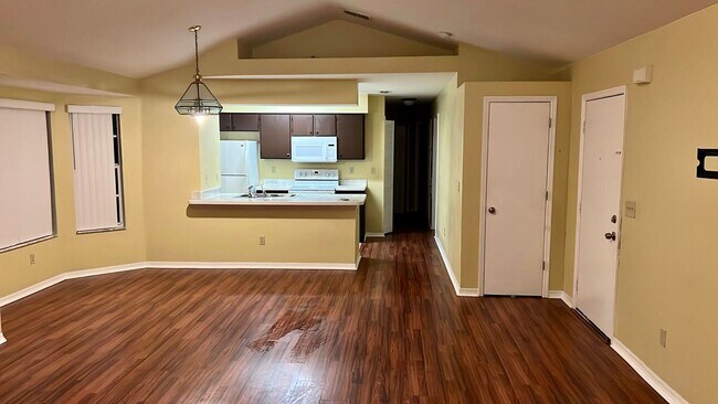 Photo - Spacious 3 bedroom condo, perfectly located near shopping & attractions!