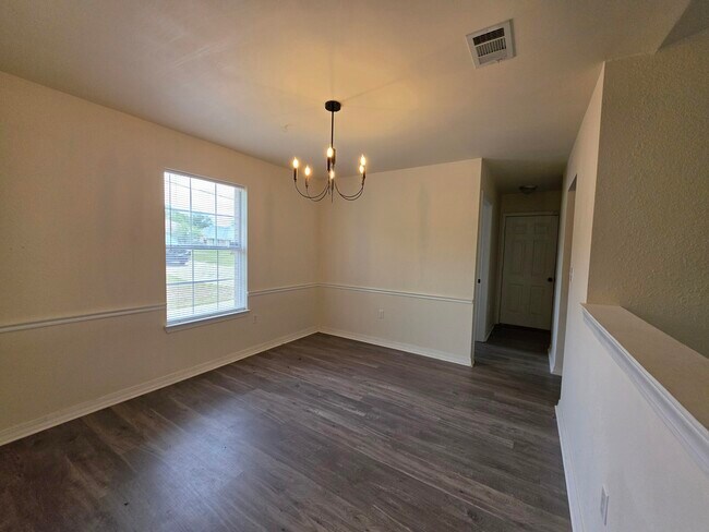 Photo - 404 Riverchase Blvd