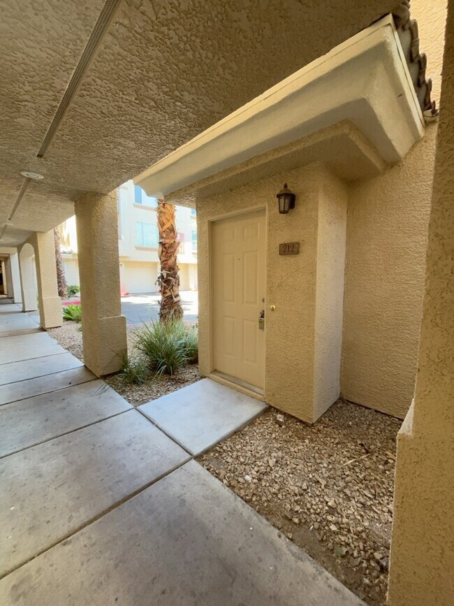 Building Photo - Resort Style Community, 2 Bed / 2 Bath / 1 Pvt. Garage, Apartment waiting for you!. Unit #212 BLDG 3