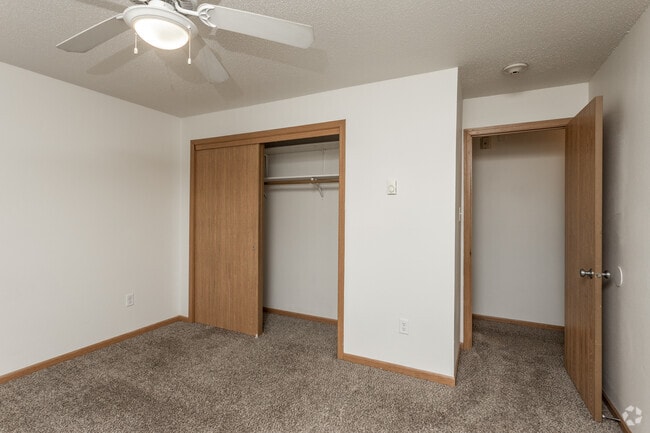 2BR, 1BA - 801 SF