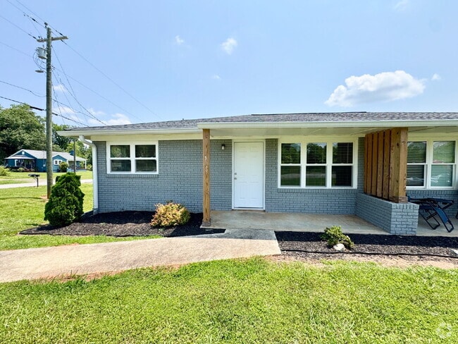 Building Photo - Remodeled Townhome Minutes from Downtown S...