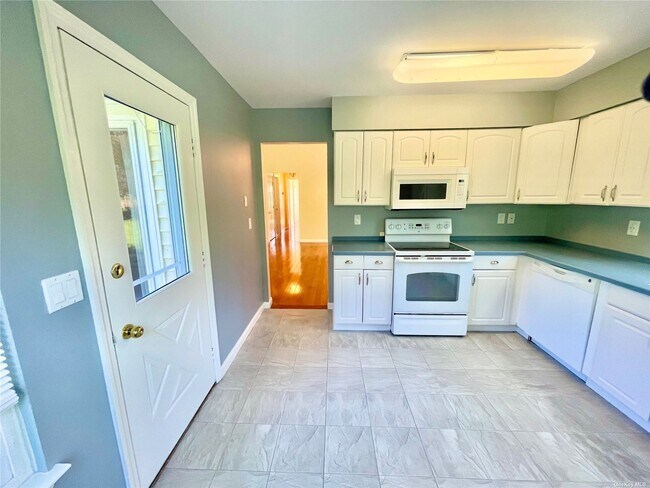 Photo - 2555 Youngs Ave