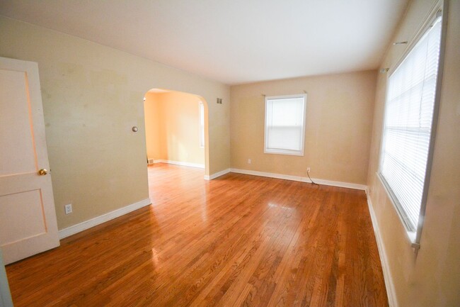 Photo - Conveniently located 3 bed 1.5 with Fenced In Yard Available NOW!