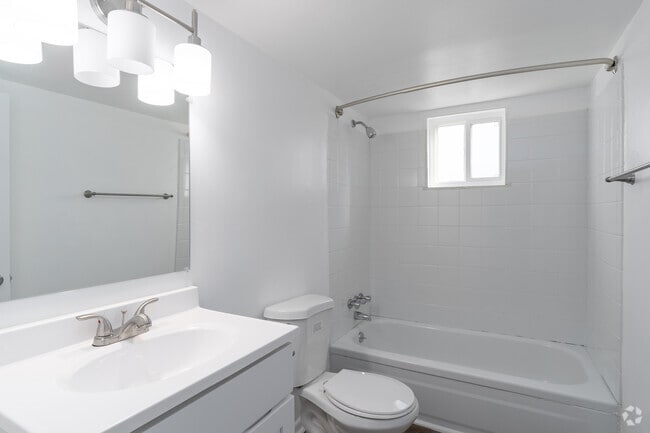 1BR, 1BA - 639SF Bath
